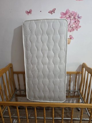 Carricoche, una hamaca y una cuna de bebe