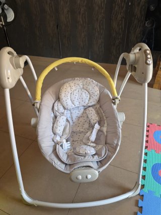 Carricoche, una hamaca y una cuna de bebe