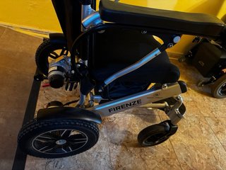 Silla de ruedas eléctrica plegable