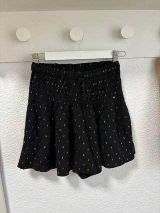 Falda corta negra con detalles dorados