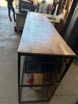 Barra botellero estilo industrial con moto