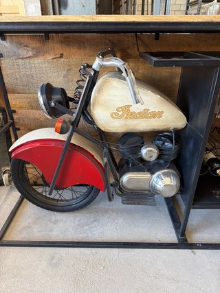 Barra botellero estilo industrial con moto