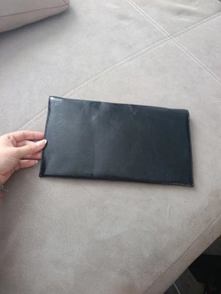 Bolso de mano negro con tachuelas