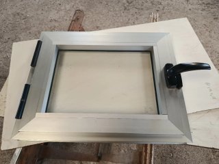 Ventana pequeña abatible aluminio