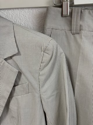 Traje Raya Gris y Blanco