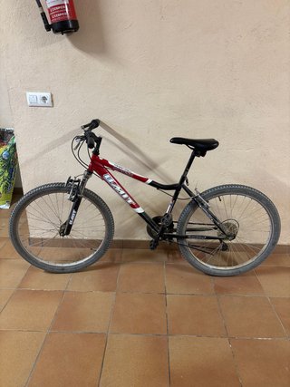 Bicicleta de montaña roja y negra