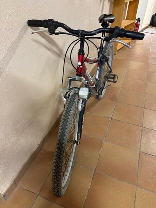 Bicicleta de montaña roja y negra