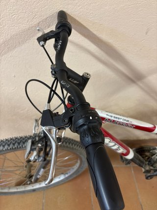 Bicicleta de montaña roja y negra