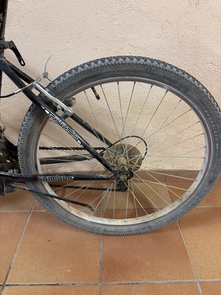 Bicicleta de montaña roja y negra