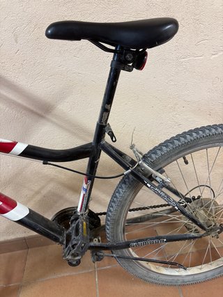 Bicicleta de montaña roja y negra
