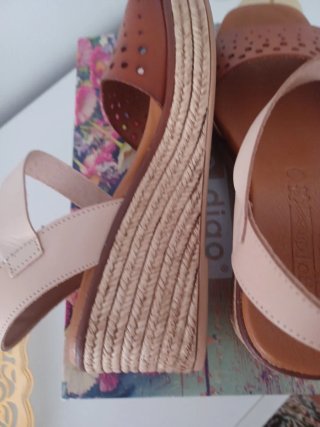 Sandalias cuña beige y marrón sin estrenar