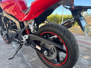 Hyosung Comet GT 250 Naked Roja/Negra