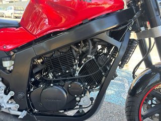 Hyosung Comet GT 250 Naked Roja/Negra