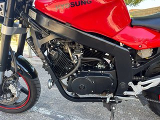 Hyosung Comet GT 250 Naked Roja/Negra