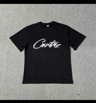 Camiseta negra con logo plateado