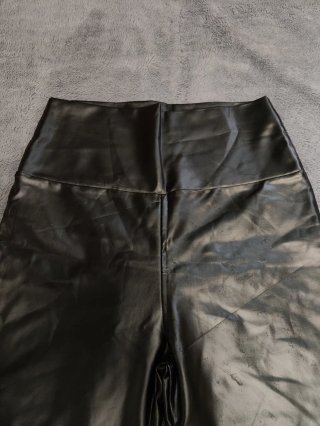 Leggings efecto piel tiro alto negros