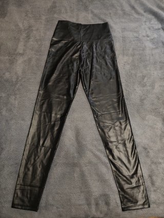 Leggings efecto piel tiro alto negros