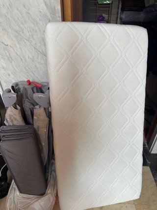 Culla pieghevole portatile con materasso