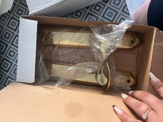 Manivelas doradas para puerta