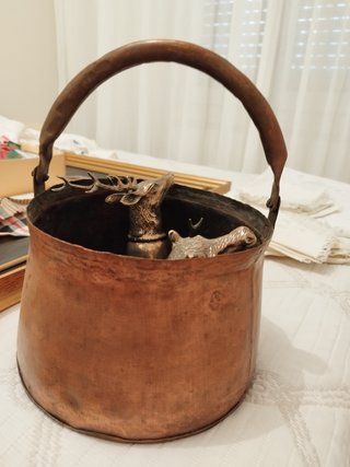 Cazuela de cobre antigua con asa