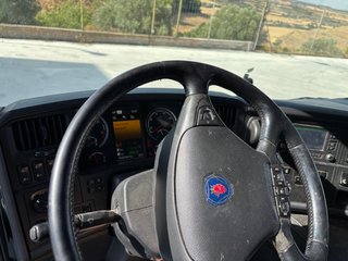 Scania Tractora P450 con kit Lhort para porta coch