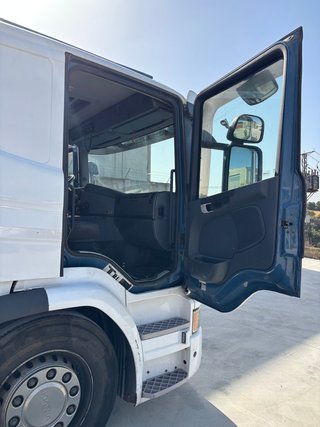 Scania Tractora P450 con kit Lhort para porta coch