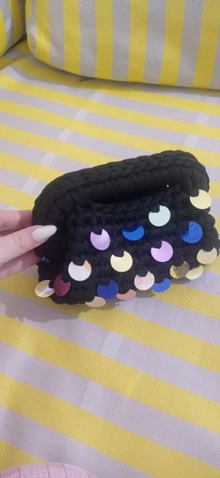 Clutch nera con paillettes
