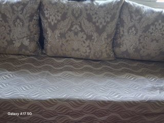 Conjunto de fundas y cojines beige y dorado