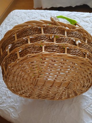 Cesta de mimbre decorada con cintas