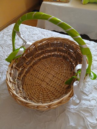 Cesta de mimbre decorada con cintas