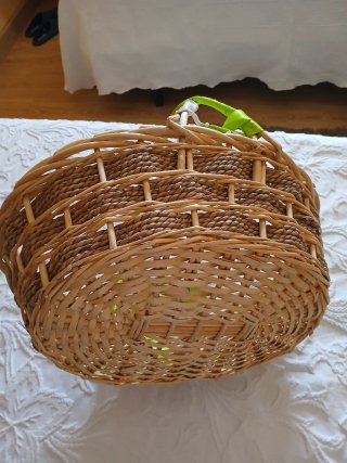 Cesta de mimbre decorada con cintas