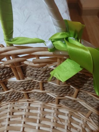 Cesta de mimbre decorada con cintas