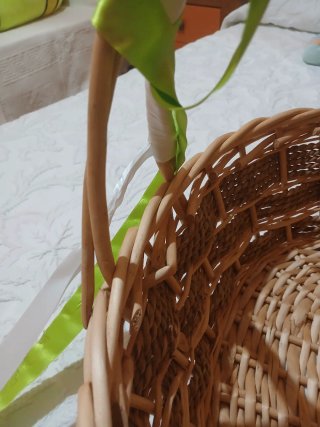 Cesta de mimbre decorada con cintas