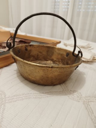 Cazuela antigua de latón con asa