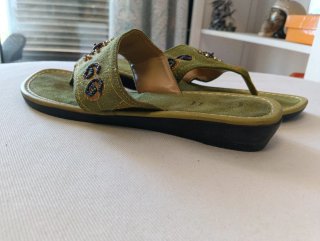 Sandalias verdes adornadas