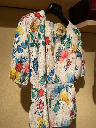 Cuerpo estampado de insectos y flores