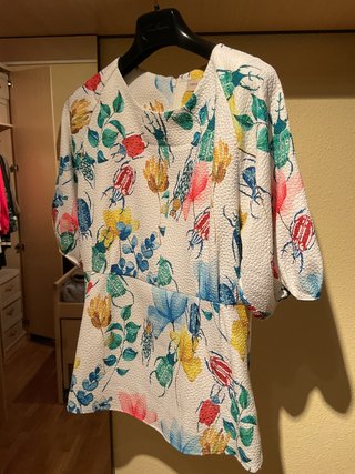 Cuerpo estampado de insectos y flores