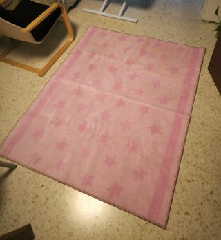 Alfombra infantil rosa con estrellas. (130x160 cm)