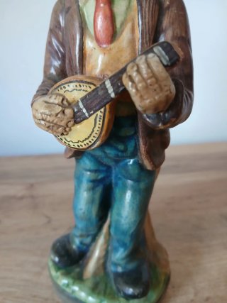 Estatueta vintage músico com chapéu