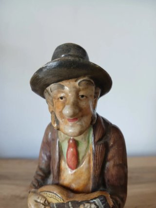 Estatueta vintage músico com chapéu