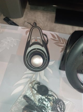 Volante Thrustmaster PS4 + Accessori pedali
