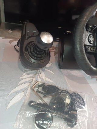 Volante Thrustmaster PS4 + Accessori pedali