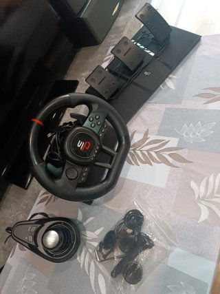 Volante Thrustmaster PS4 + Accessori pedali