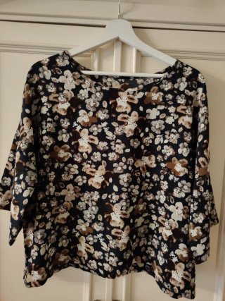 Blusa estampada floral azul marino