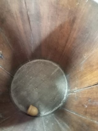 Cubo antiguo de madera con asa