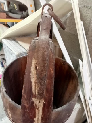 Cubo antiguo de madera con asa