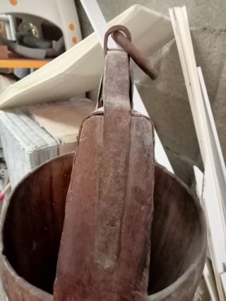 Cubo antiguo de madera con asa