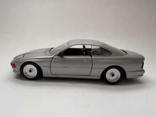 BMW 850i E31 modellino 1:24