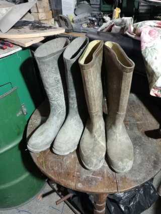 Botas de agua marrones y grises