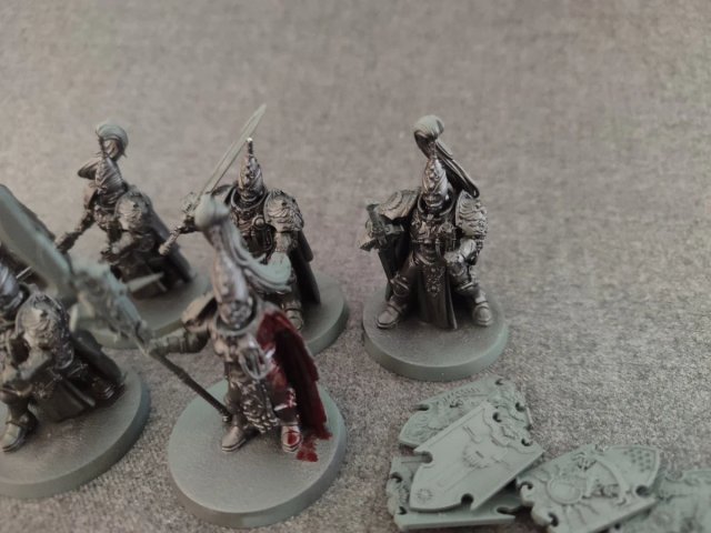 Infantería Custodes Warhammer falta 1 brazo 30k